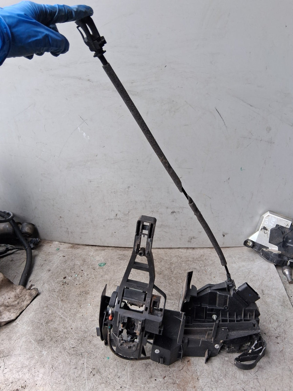 2011 FORD FOCUS DOOR LOCK CATCH MECHANISM 921758-102