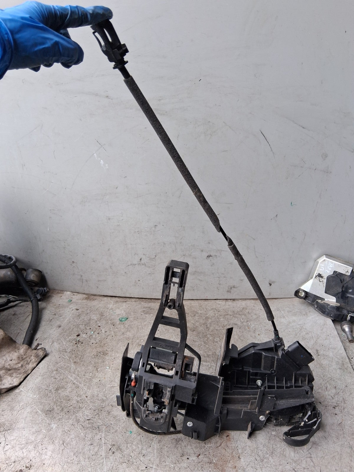 2011 FORD FOCUS DOOR LOCK CATCH MECHANISM 921758-102
