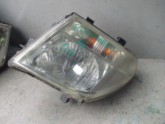 2006 NISSAN PATHFINDER R51 NS PASSENGER SIDE HEADLIGHT 26060EB303