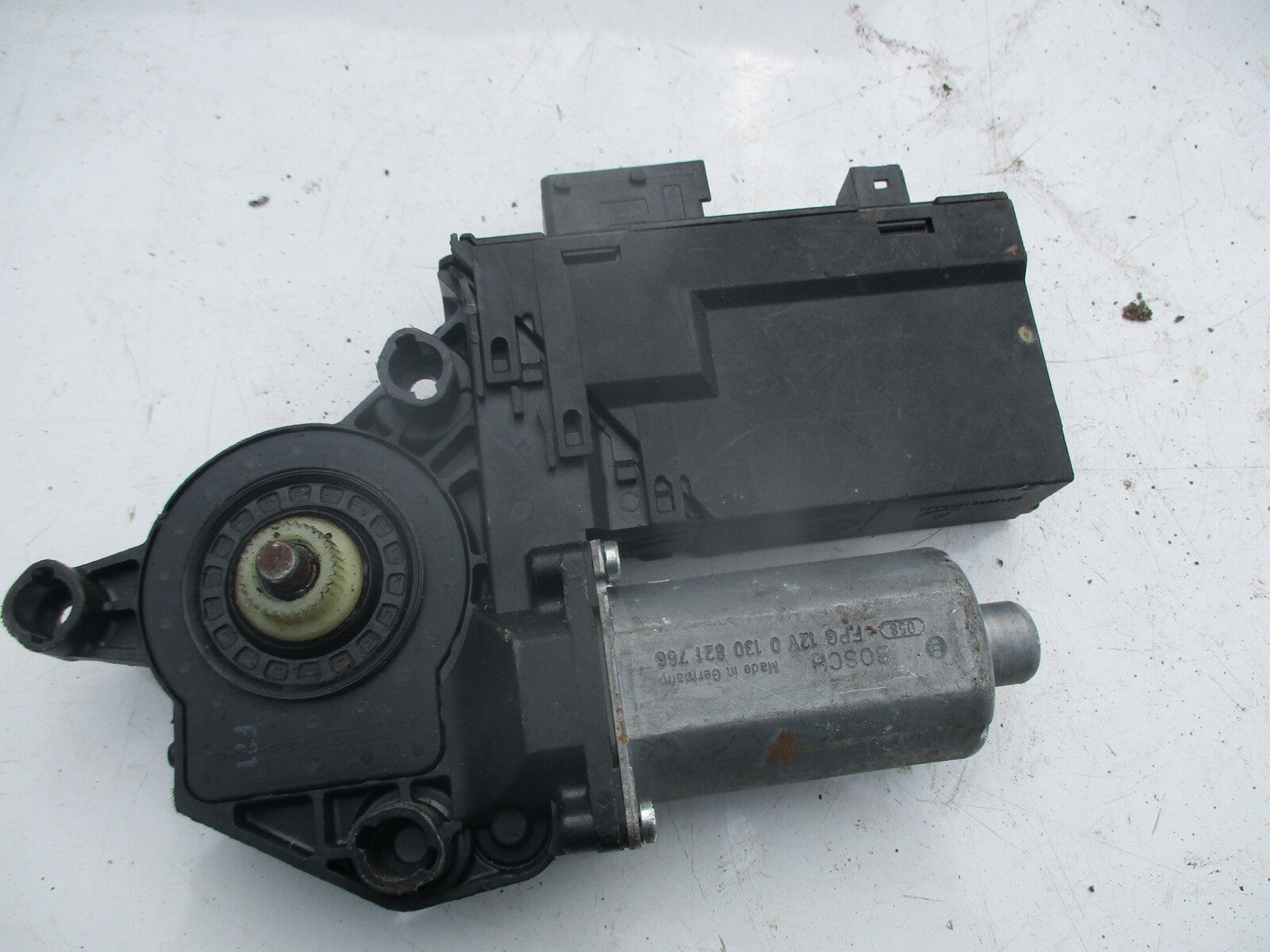 VW VOLKSWAGEN GOLF MK4 2001 OSR DRIVER RIGHT SIDE WINDOW MOTOR 0 130 821 766