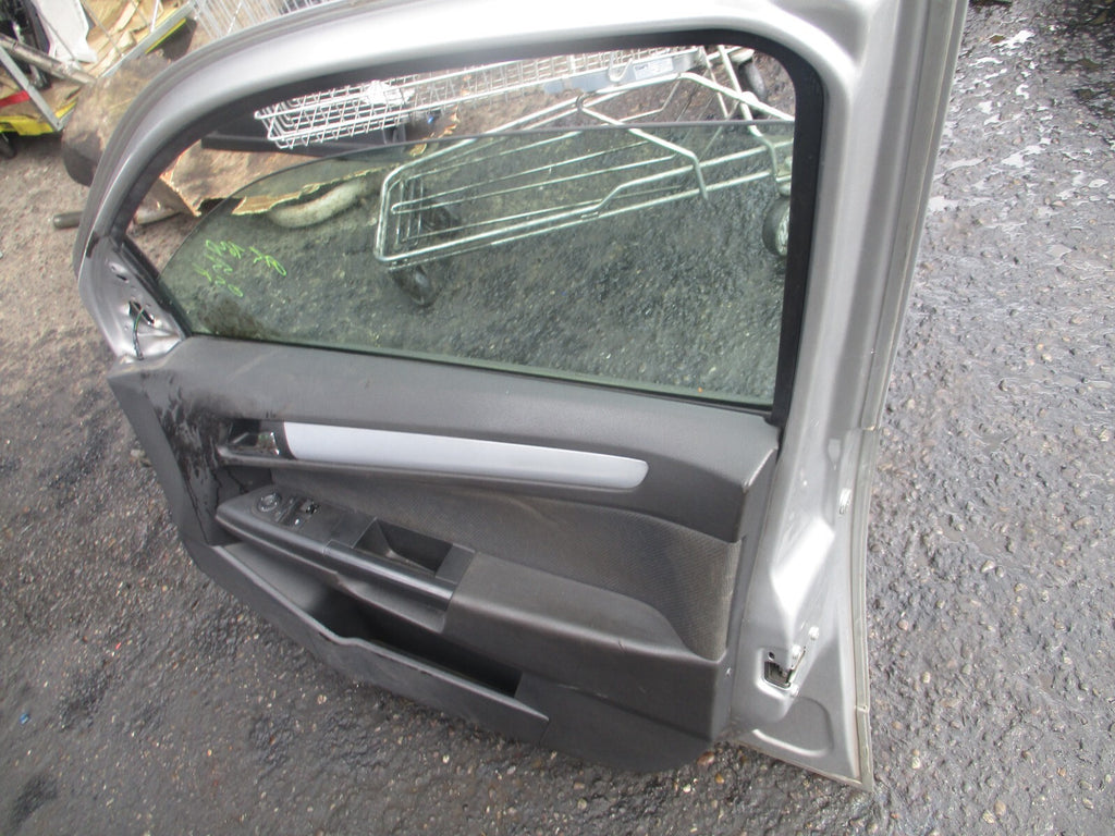 2005 VAUXHALL ASTRA H OSF DRIVER SIDE FRONT COMPLETE DOOR SILVER Z157