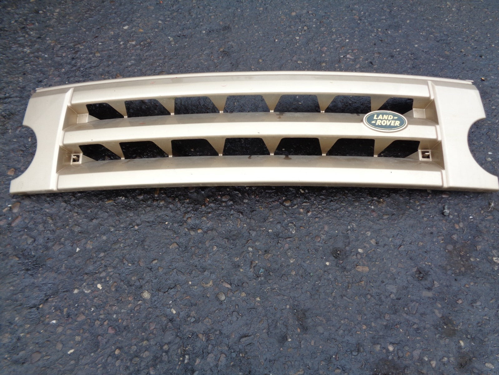 LAND ROVER DISCOVERY 3 FRONT GRILLE STORNOWAY GREY DHB000274XXX