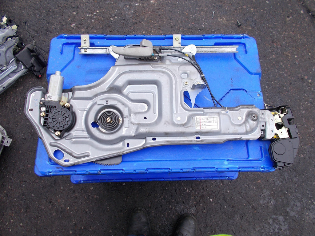 2005 HYUNDAI TRAJET GSI OSF DRIVERS SIDE FRONT WINDOW REGULATOR 824803A000
