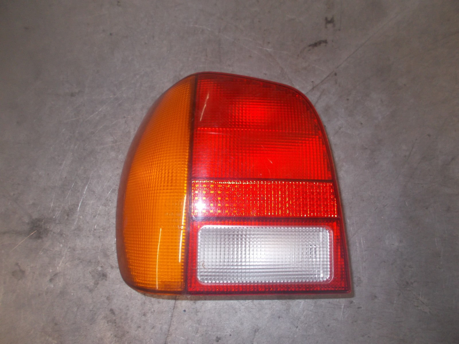 VW VOLKSWAGEN POLO 6N NSR PASSENGER SIDE REAR TAIL LIGHT 6N0945257A