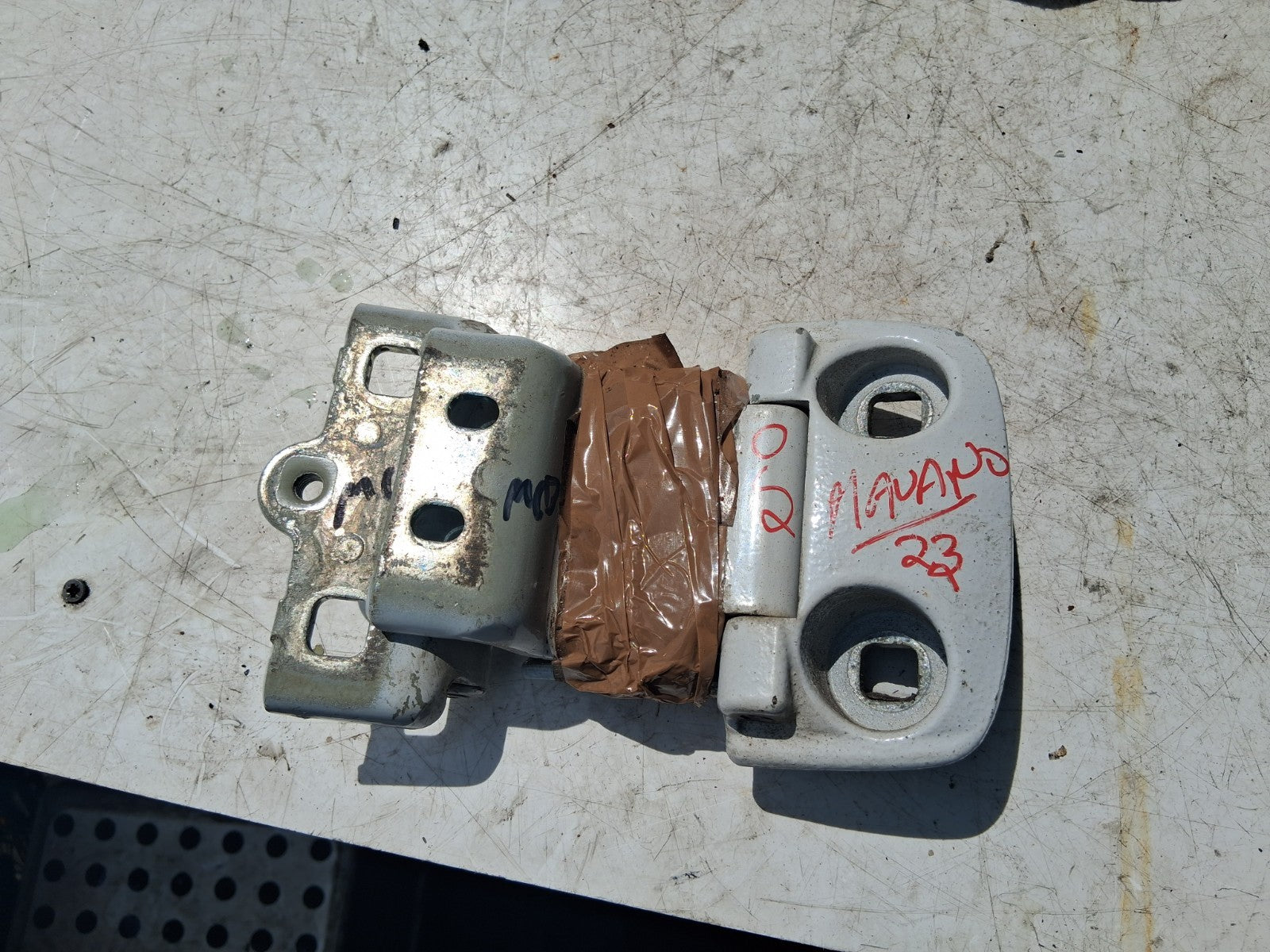 2023 VAUXHALL MOVANO C MK3 OSR DRIVER SIDE REAR DOOR PAIR OF HINGES A048903