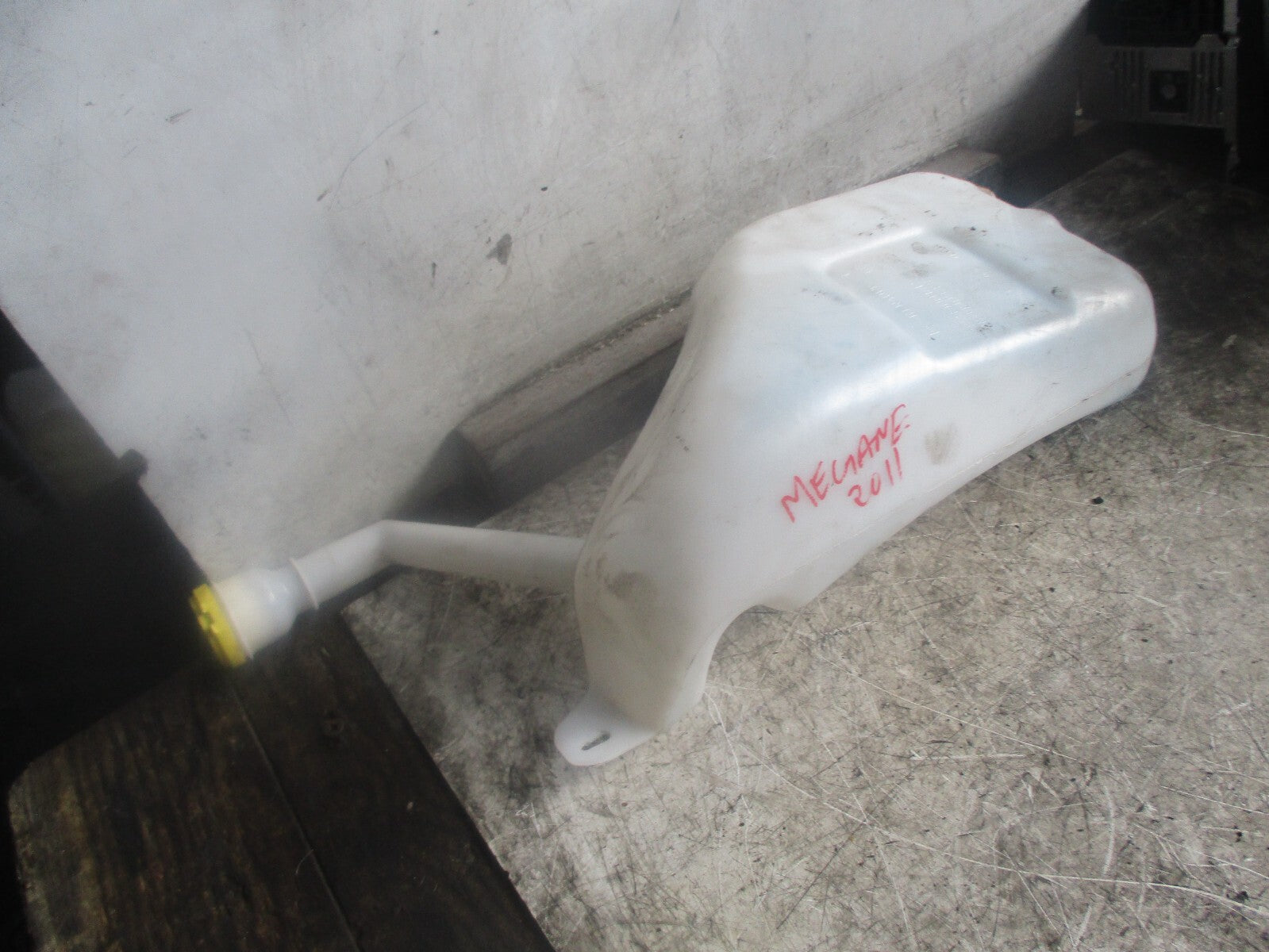 RENAULT MEGANE MK3 2010 WINDSCREEN WASHER WATER BOTTLE