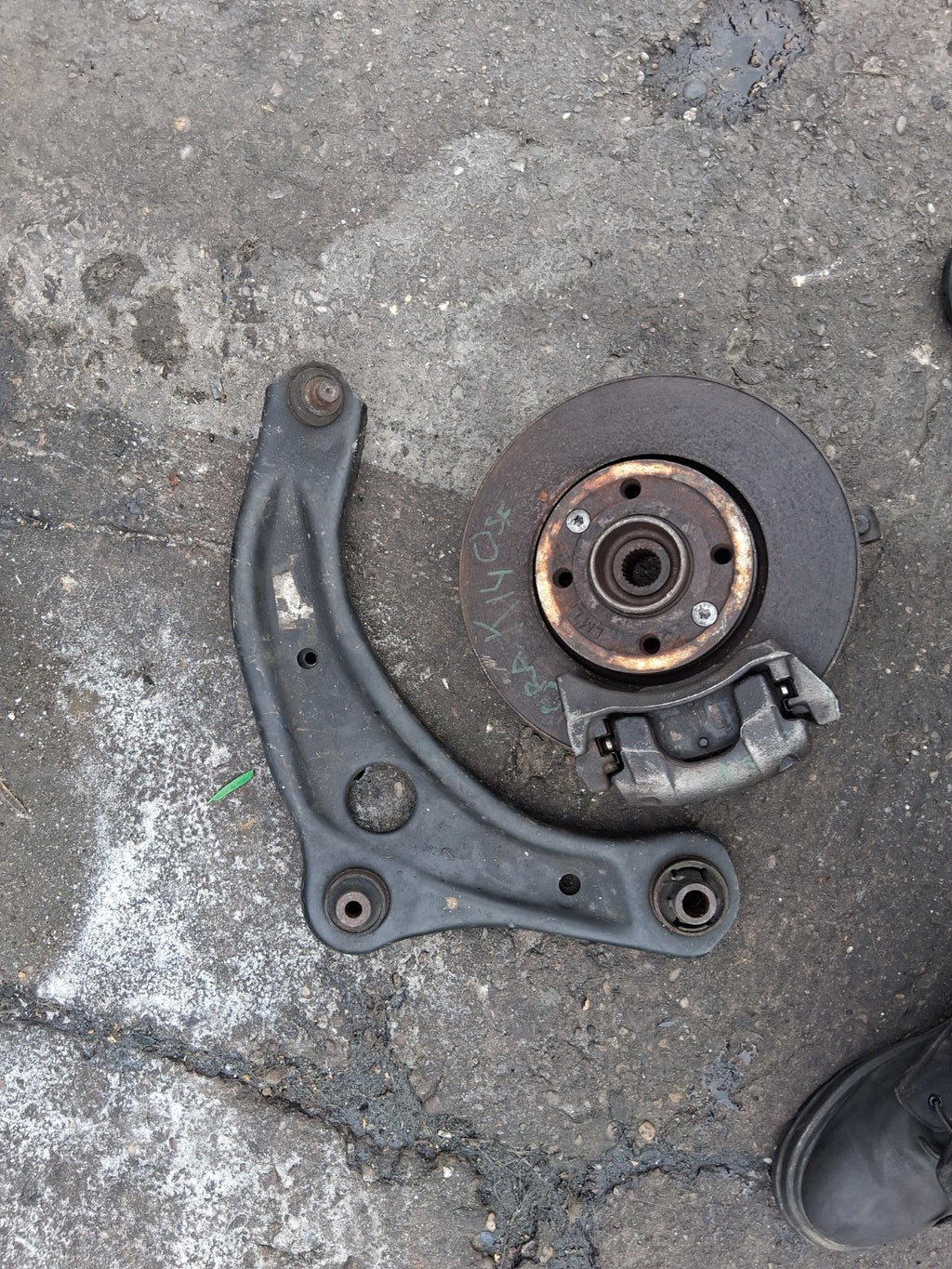 NISSAN MICRA K14 2019 1.0 PETROL OS DRIVER SIDE FRONT HUB CALIPER WISHBONE