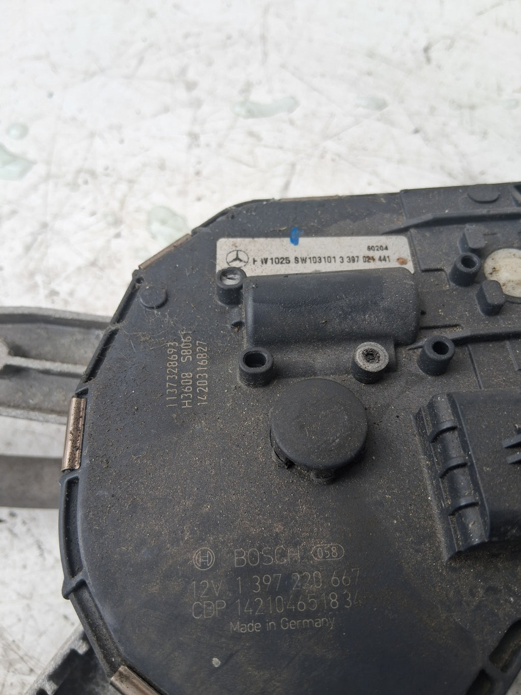 2015 MERCEDES C CLASS W204 FRONT WIPER MOTOR AND LINKAGE A2048201140