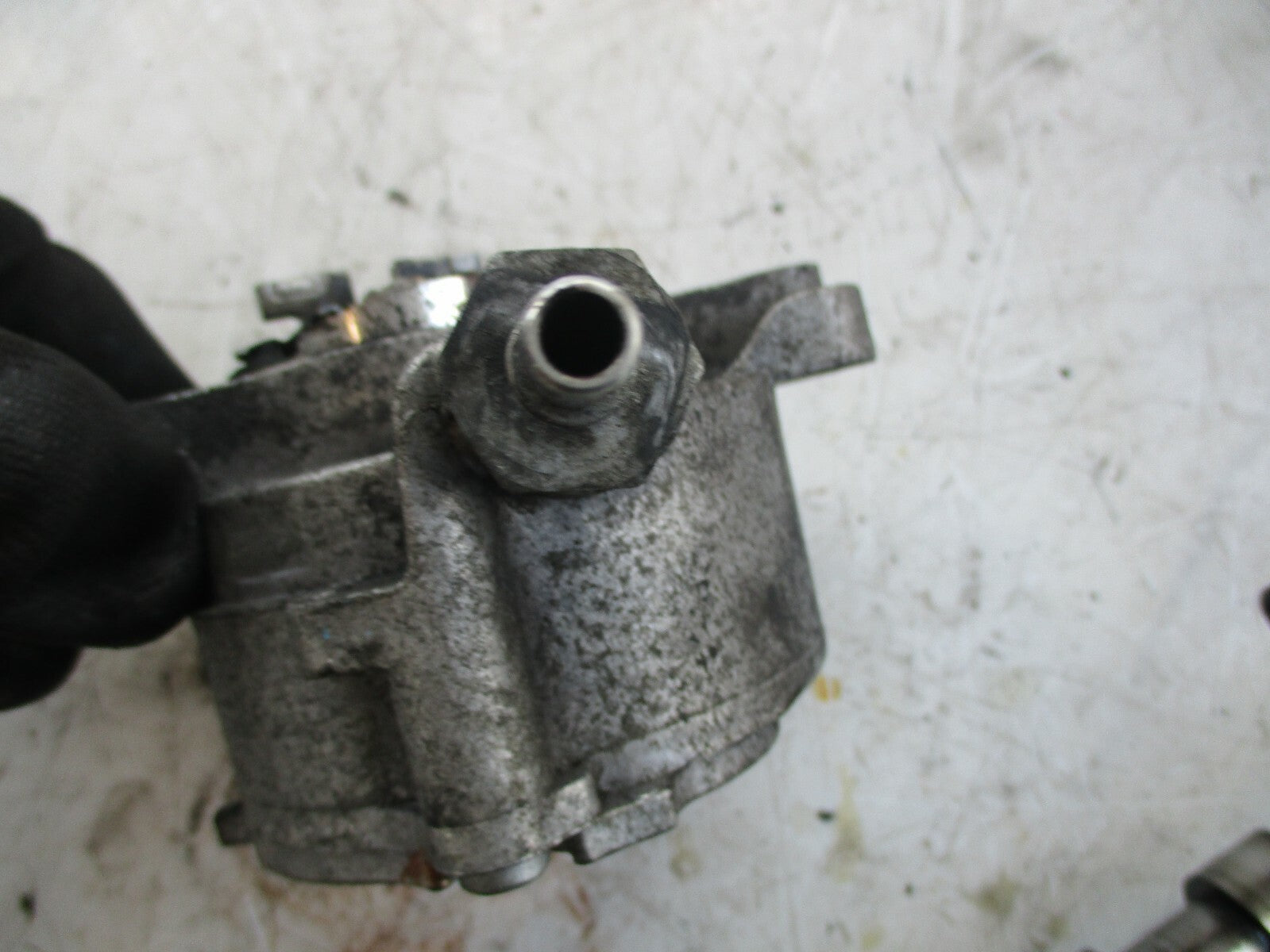 VOLVO V70 MK3 2.0 DIESEL BRAKE VACUUM PUMP D165 1A