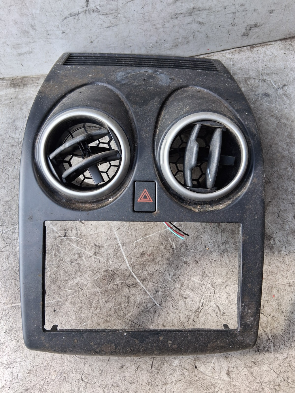 NISSAN QASHQAI J10 2012 CENTRE DASHBOARD AIR VENTS WITH RADIO TRIM P10381A77100