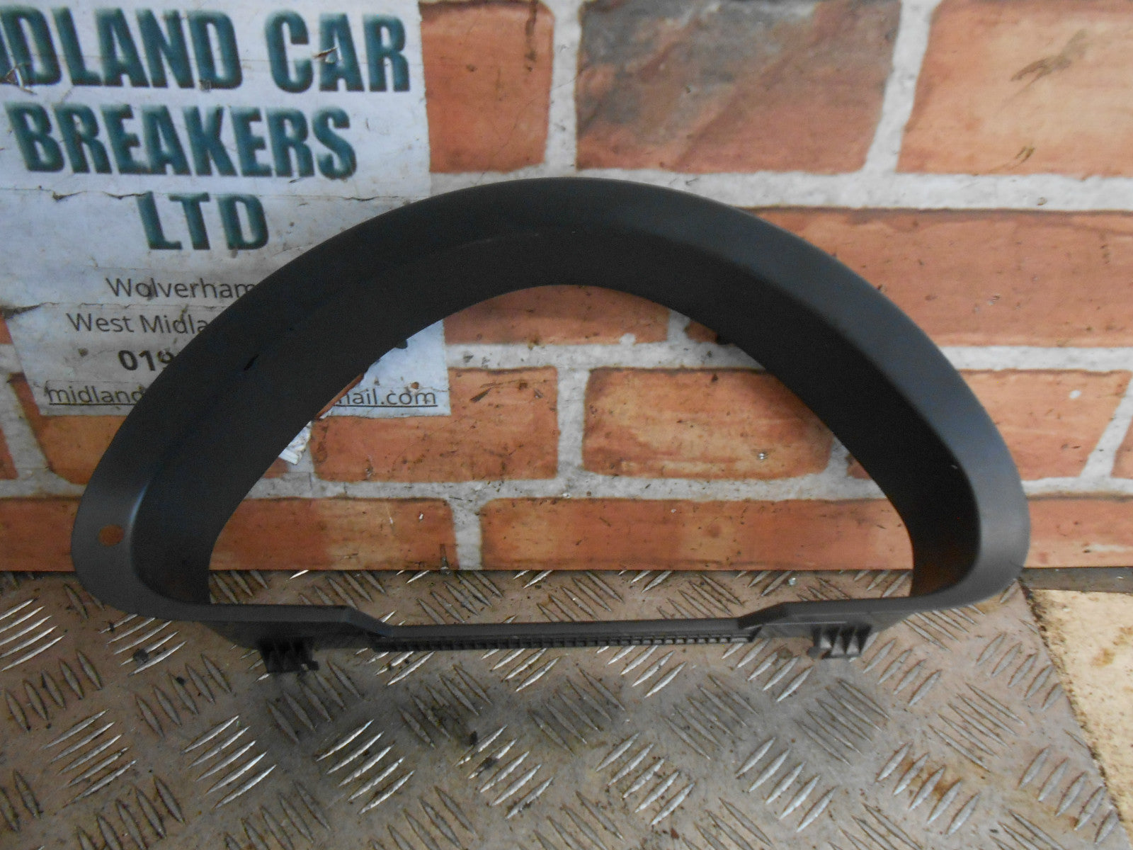 MERCEDES E CLASS W211 2005 SPEEDO CLOCK SURROUND PLASTIC TRIM A2116890539