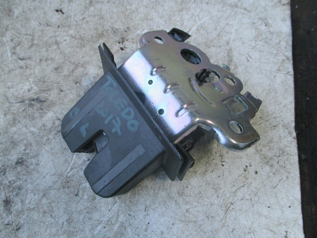 2017 SEAT TOLEDO MK4 REAR BOOTLID TAILGATE BOOT LOCK ASSEMBLY 8R0827505A