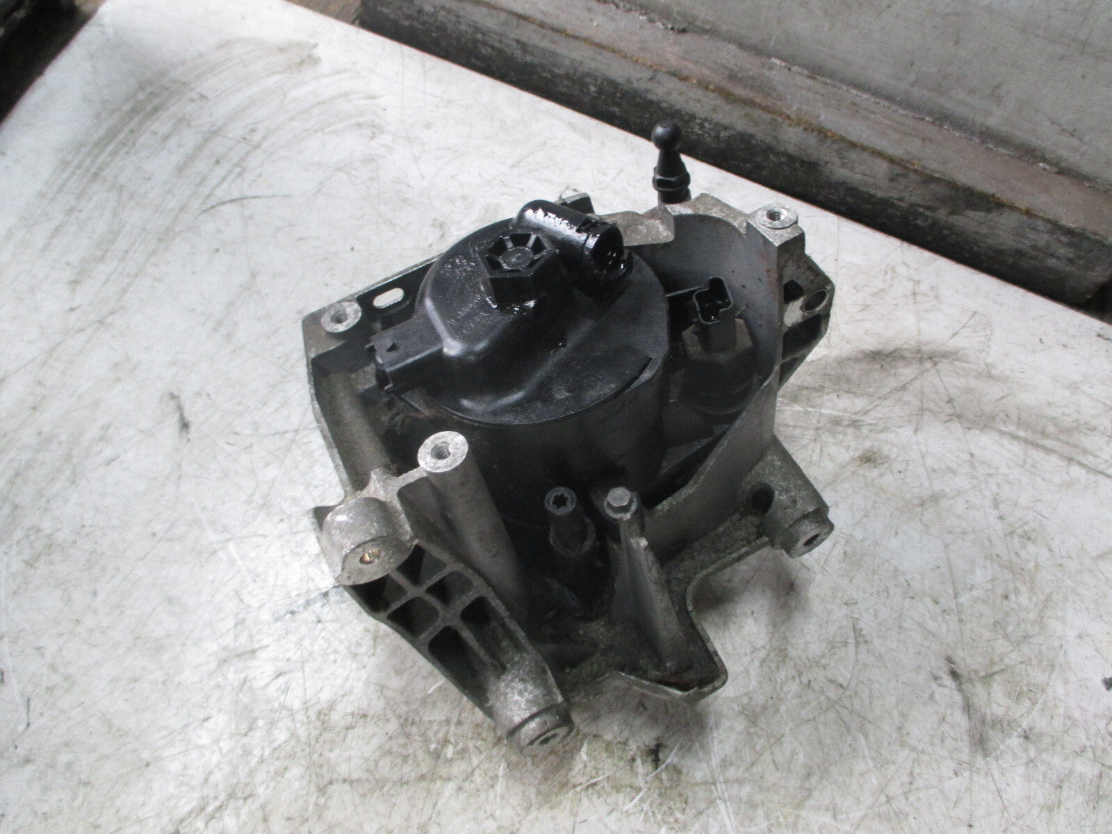FORD KUGA MK2 2017 2.0 CDTI DIESEL FUEL FILTER BRACKET 9804498180