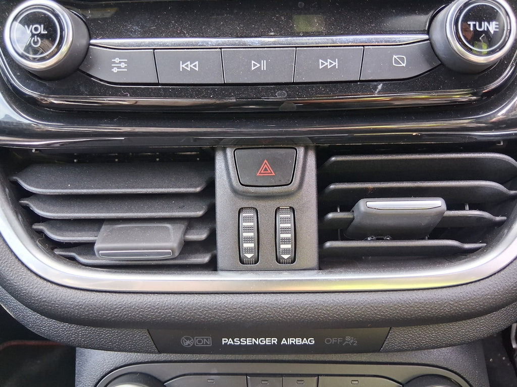 2023 FORD FIESTA MK8 DASHBOARD CENTRE AIR VENT WITH HAZARD SWITCH