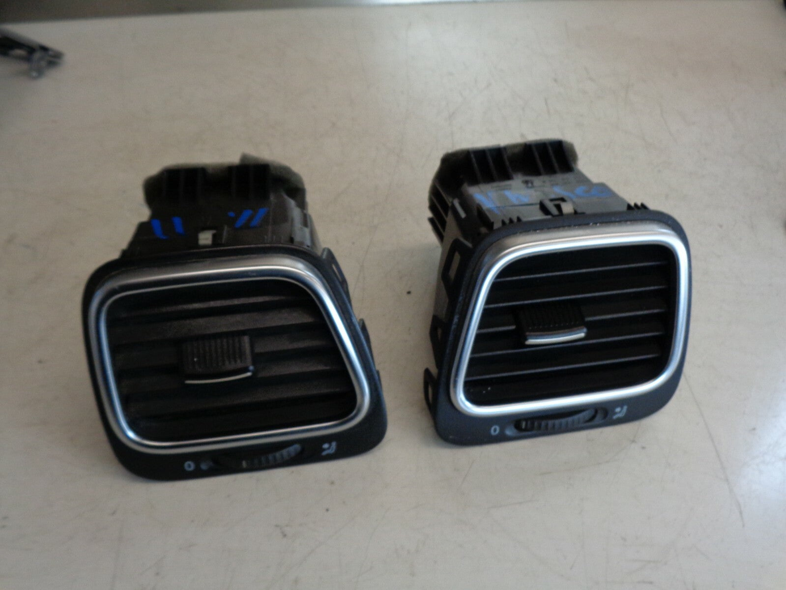 VOLKSWAGEN SCIROCCO 2011 2 X PAIR HEATER AIR BLOWER VENTS SET 1Q0819703J