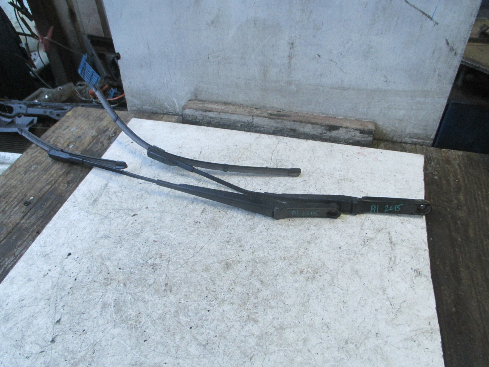 AUDI A1 2015 8X FRONT WINDSCREEN WIPER ARM & BLADES