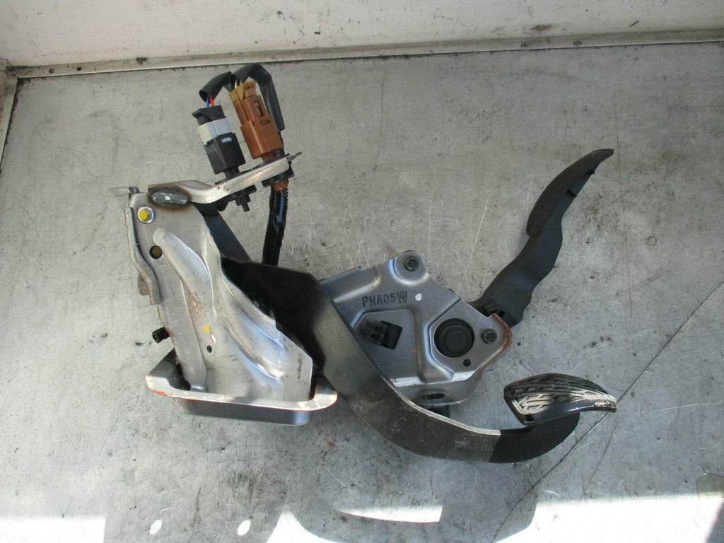 NISSAN JUKE 2016 ACCELERATOR THROTTLE & BRAKE PEDAL SET 180024DA0B