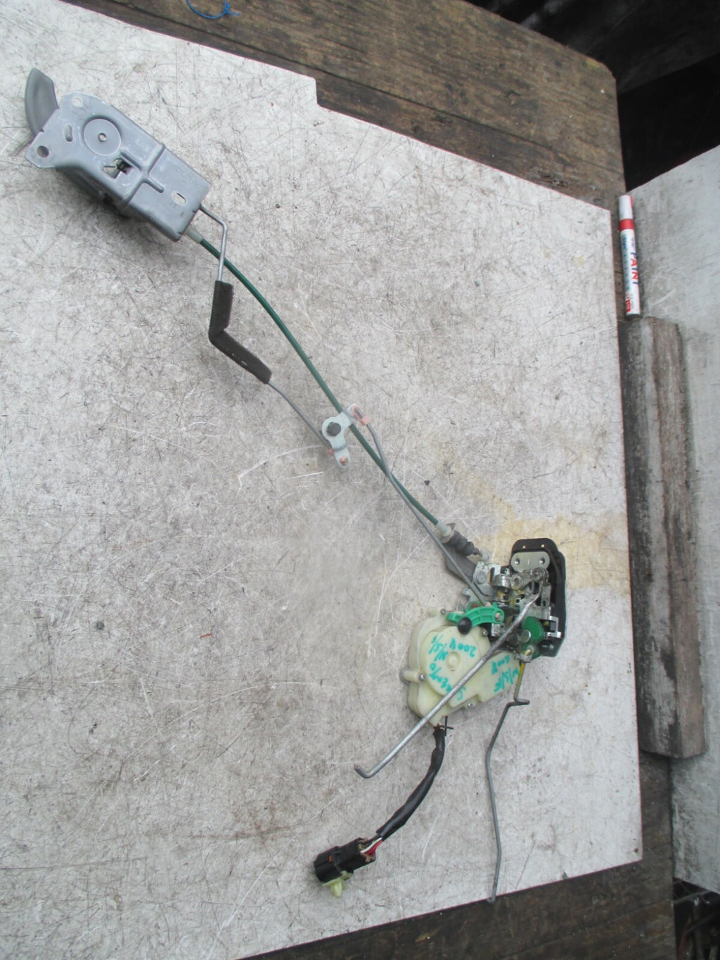 KIA SORENTO 2008 MK1 NSF FRONT PASSENGER SIDE DOOR LOCK MECHANISM WITH HANDLE