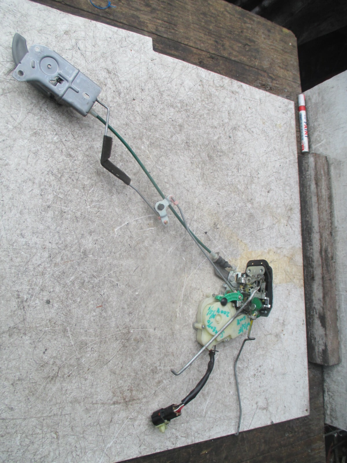 KIA SORENTO 2008 MK1 NSF FRONT PASSENGER SIDE DOOR LOCK MECHANISM WITH HANDLE