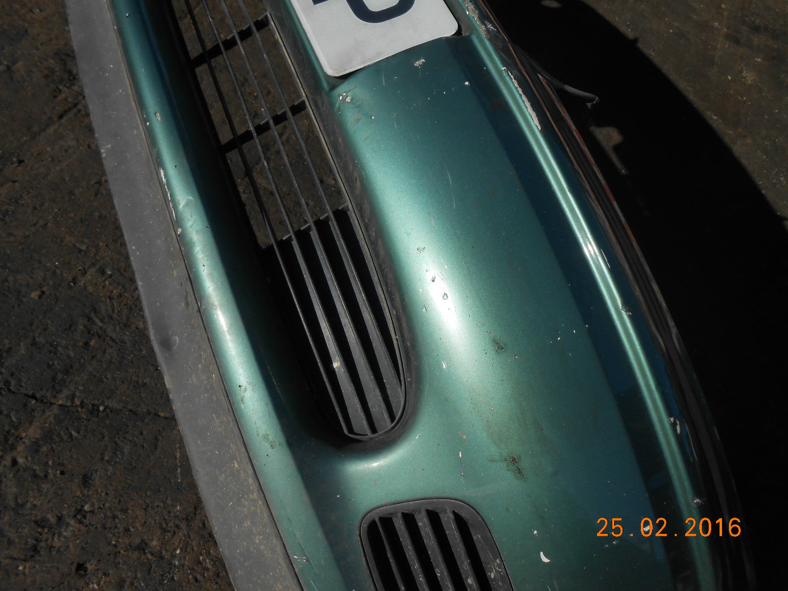 VAUXHALL VECTRA B 2001 FRONT BUMPER WITH GRILL GRILLES IN GREEN