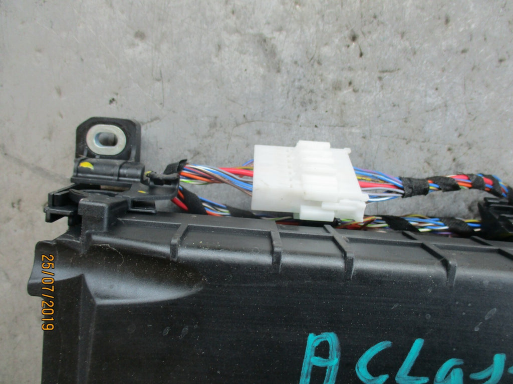 MERCEDES A CLASS W176 1.5 DIESEL FUSE BOX A2465400140