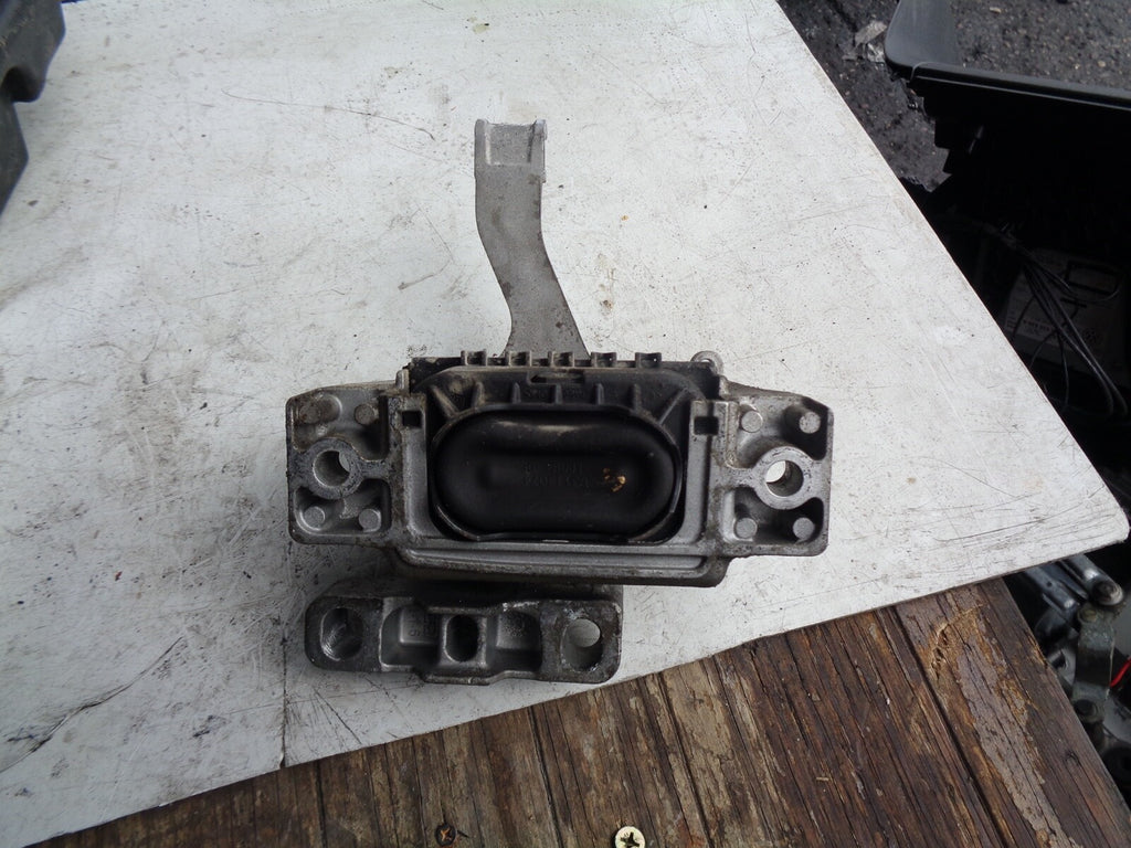VW VOLKSWAGEN GOLF MK7 2015 ENGINE MOUNTING 5Q0199262RH