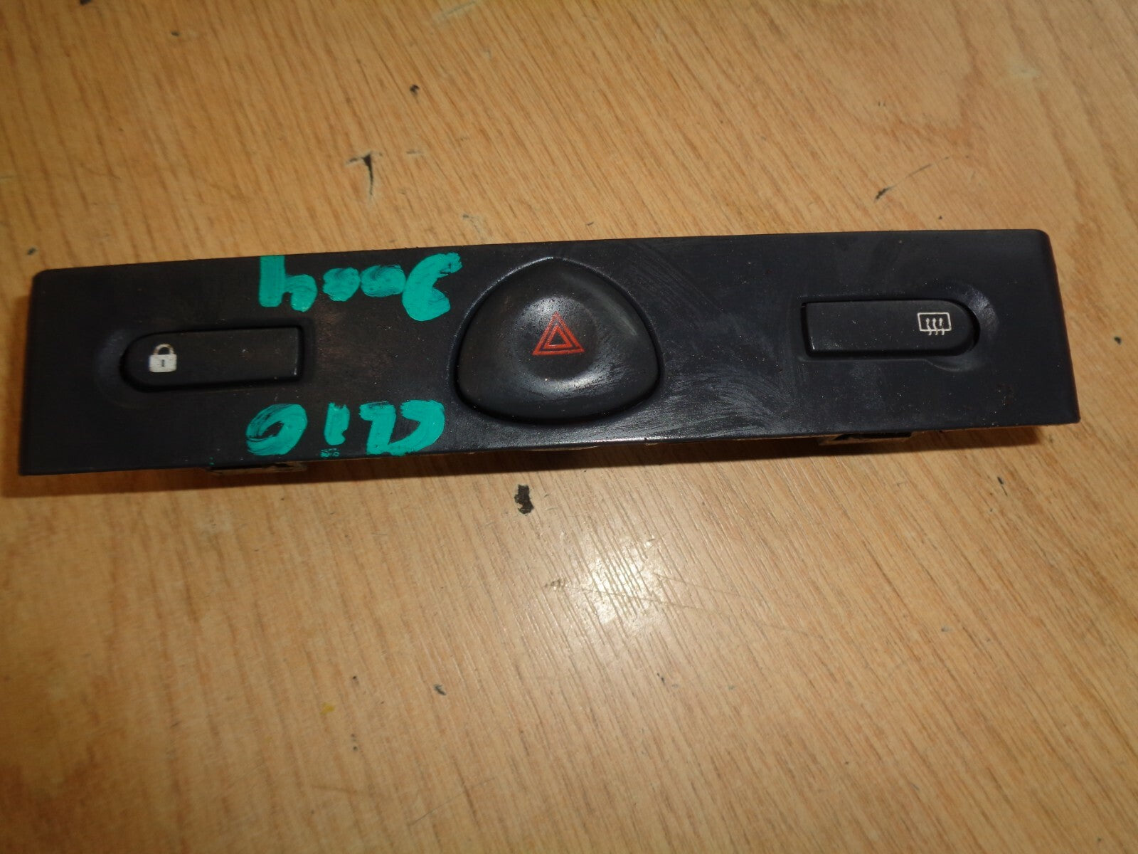 RENAULT CLIO MK2 2004 HAZARD WARNING DEMISTER SWITCH PANEL TRIM