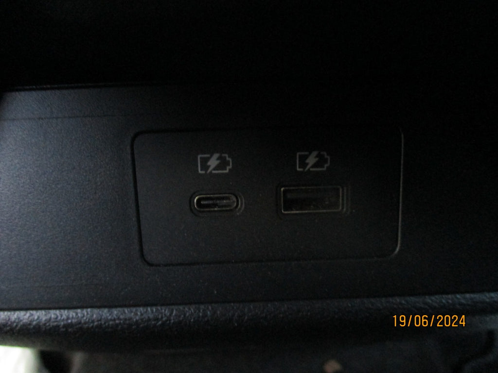 NISSAN QASHQAI J12 MK3 2023 TWIN USB CHARGING PORT