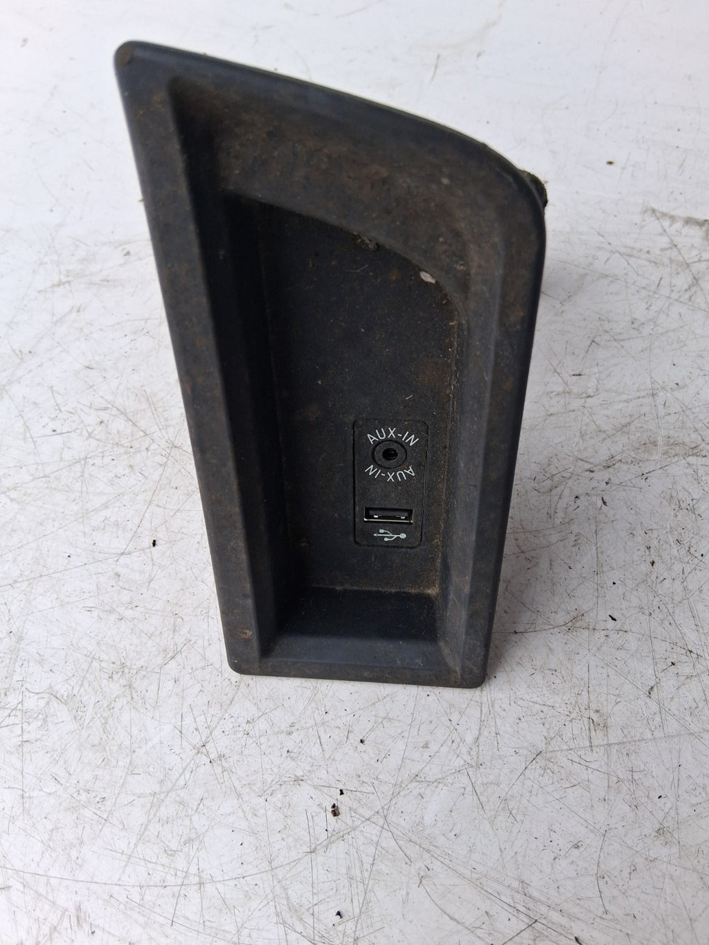 BMW 1 SERIES F20 USB + AUX SOCKET PORT + SURROUND TRIM 105026813