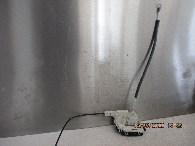2015 VOLKSWAGEN CRAFTER NSF PASSENGER SIDE FRONT DOOR LOCK MECHANISM 45011168