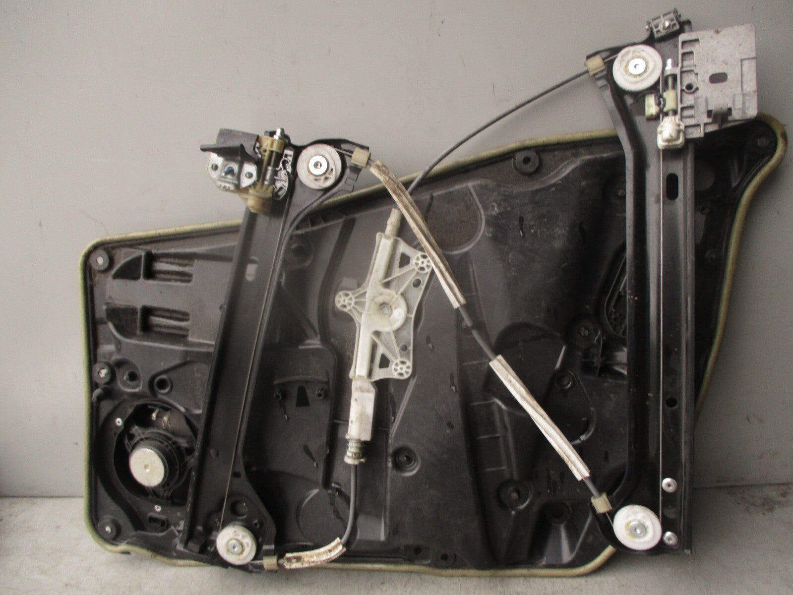 2017 MERCEDES-Benz CLA NSF PASSENGER SIDE FRONT LEFT WINDOW MOTOR & REGULATOR
