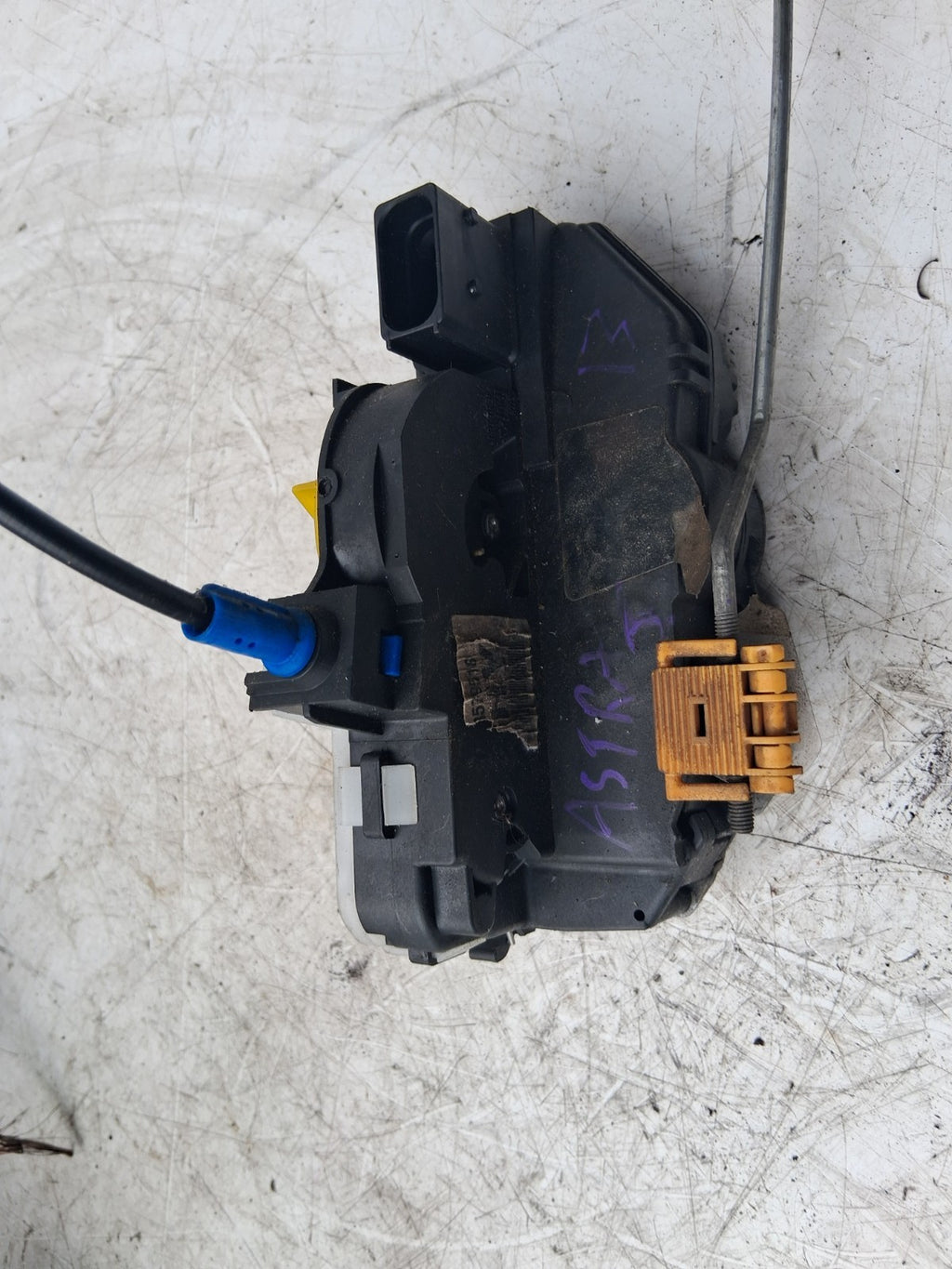 2013 VAUXHALL ASTRA J NSF PASSENGER SIDE FRONT LEFT DOOR LOCK MECHANISM 3023881