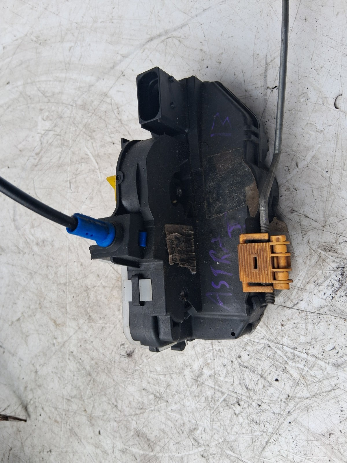 2013 VAUXHALL ASTRA J NSF PASSENGER SIDE FRONT LEFT DOOR LOCK MECHANISM 3023881