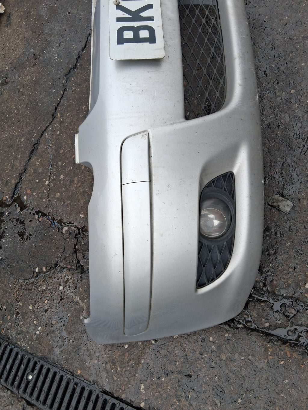 2004 TOYOTA YARIS MK1 COMPLETE FRONT BUMPER FOG LIGHTS GRILL SILVER