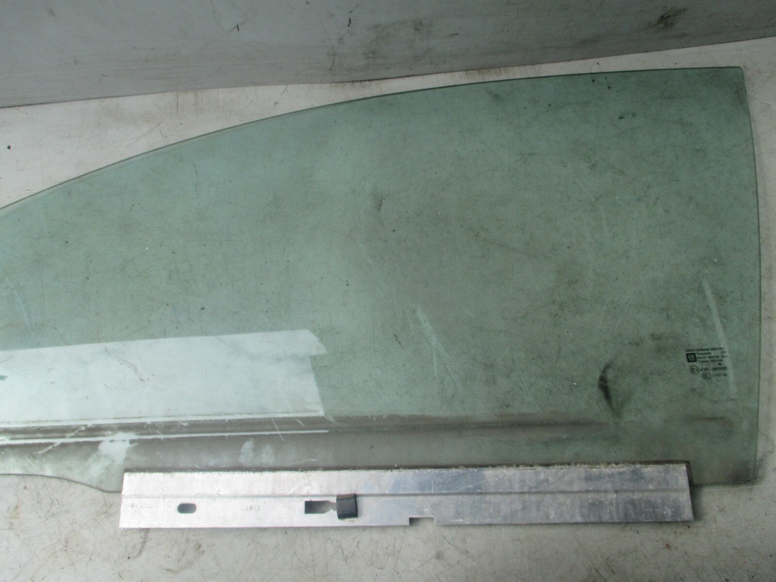 VW VOLKSWAGEN FRONT DOOR WINDOW GLASS 43R-001025