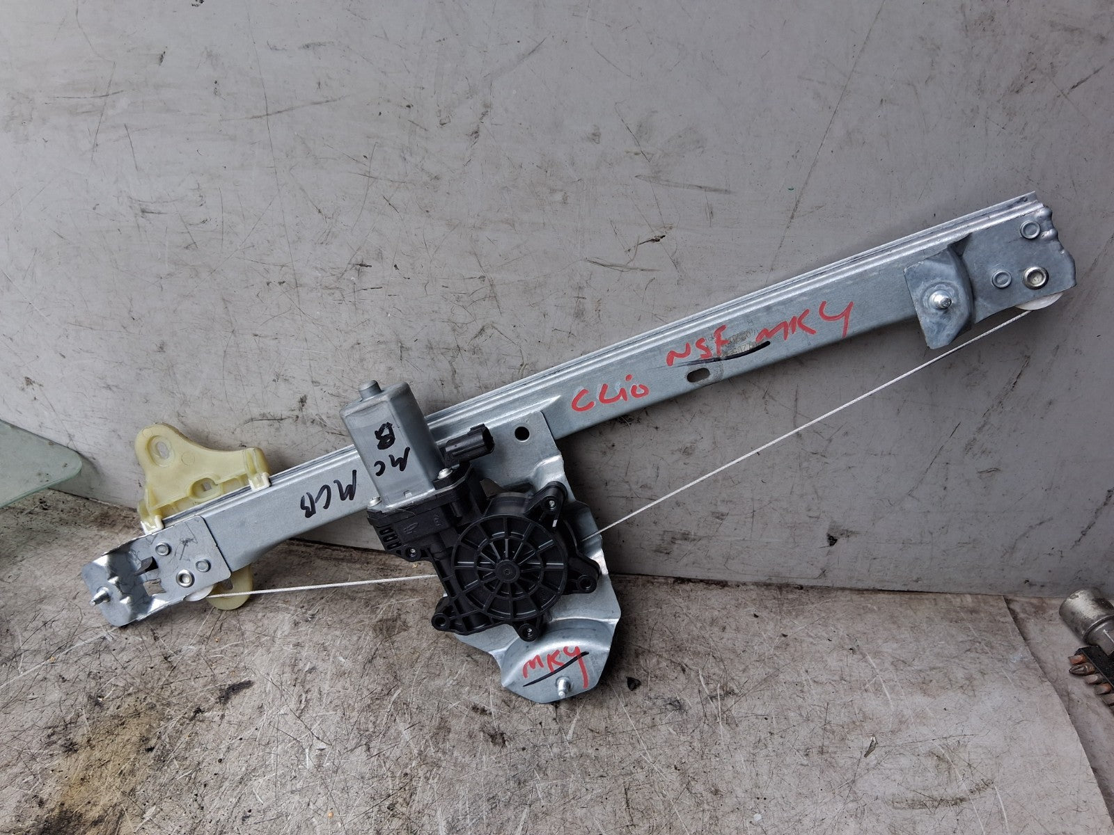 2014 RENAULT CLIO MK4 NSF PASSENGER FRONT LEFT WINDOW MOTOR & REGULATOR 9030319