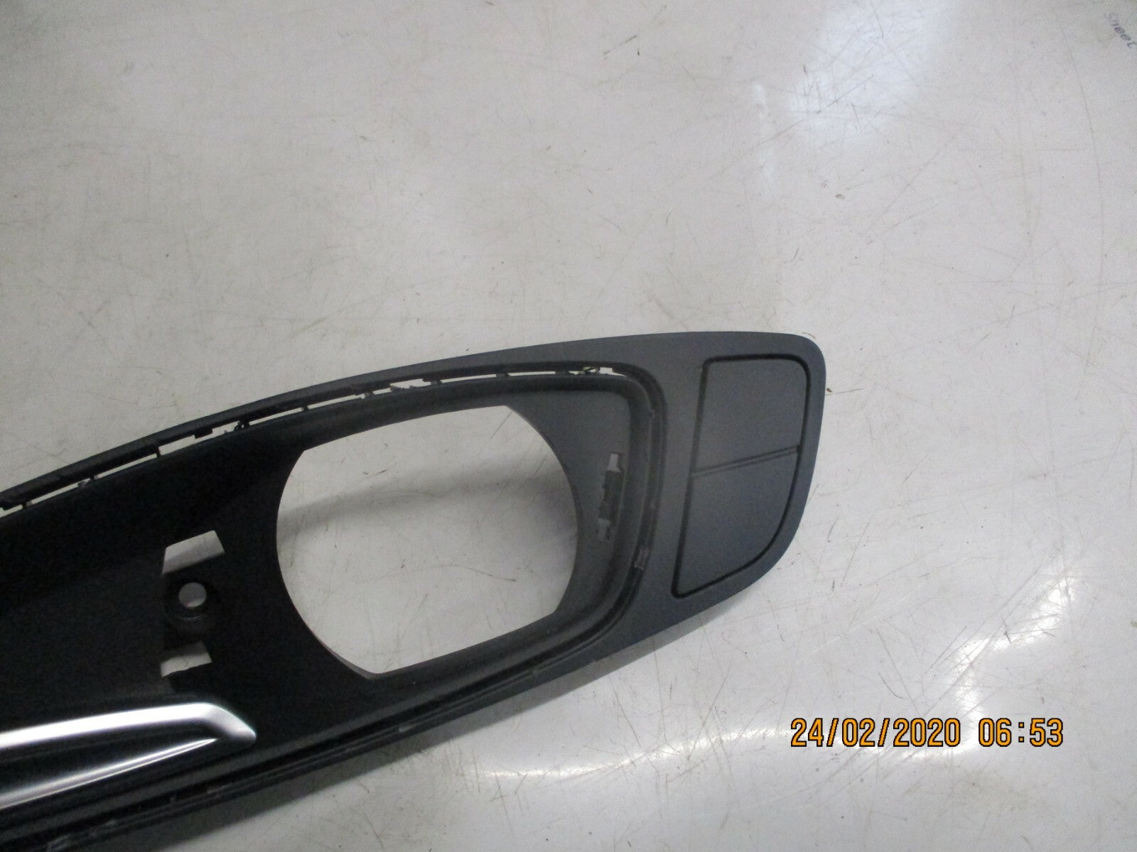 AUDI A1 MK1 8X 2017 NS PASSENGER SIDE INTERIOR DOOR HANDLE BRACKET 8X0837019D