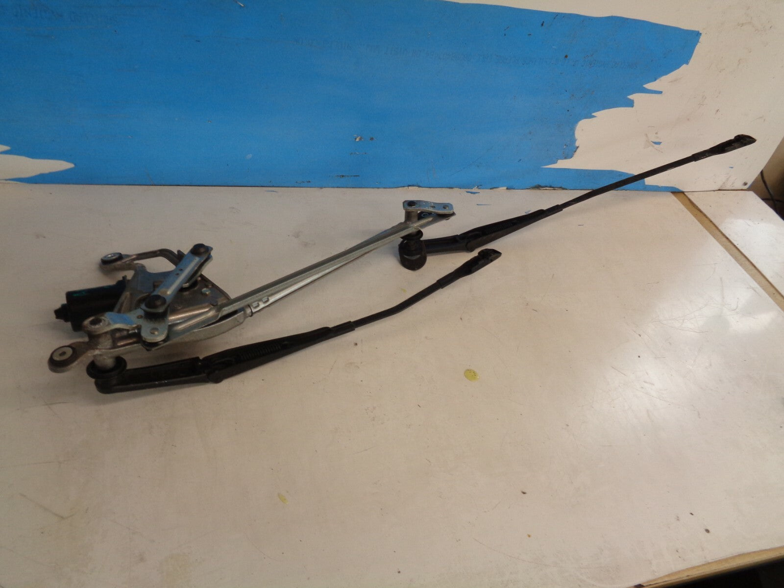 AUDI A5 2017 FRONT WIPER MOTOR WITH LINKAGE 8W6955023C