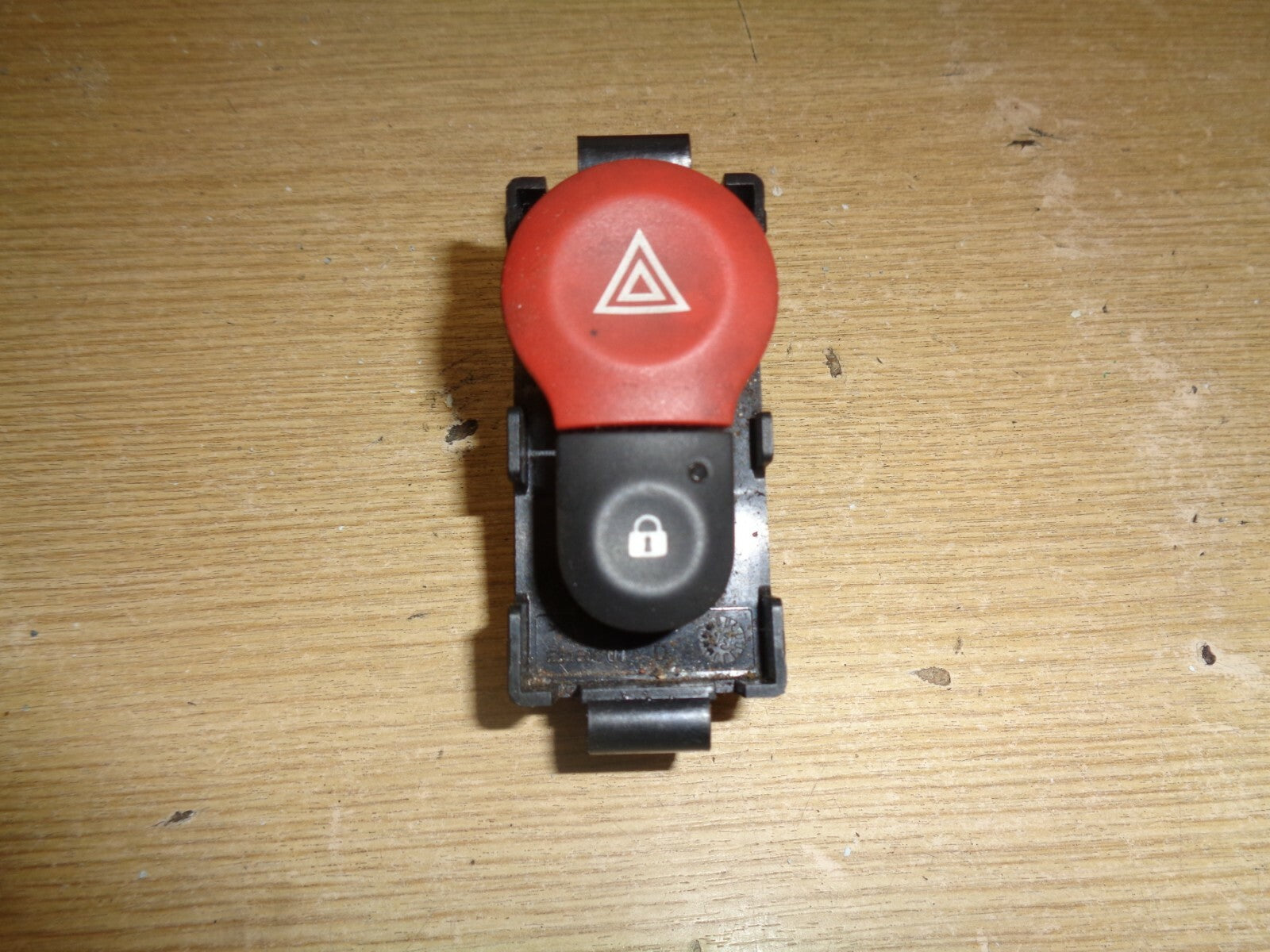 RENAULT KANGOO WARNING HAZARD LIGHTS 252105246RA
