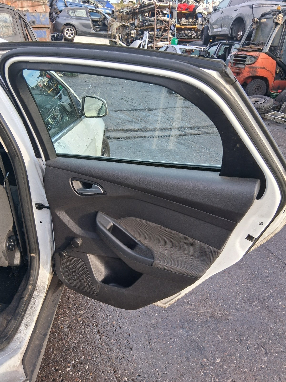 2013 FORD FOCUS MK3 HATCHBACK OSR DRIVER SIDE REAR RIGHT COMPLETE DOOR WHITE Z2