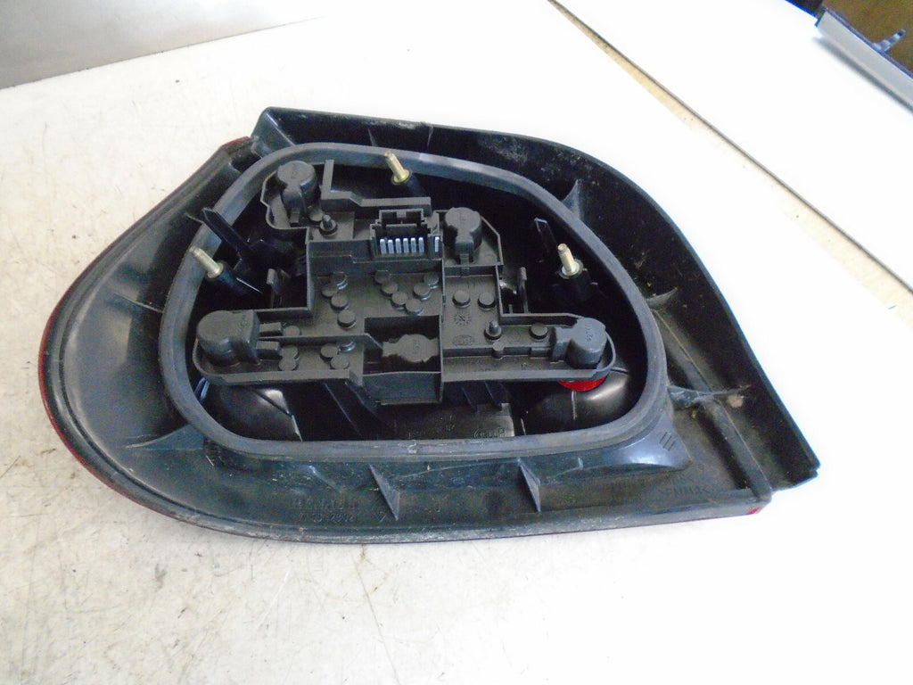 RENAULT MEGANE MK1 1996 OSR DRIVER SIDE REAR TAIL LIGHT 7700428321
