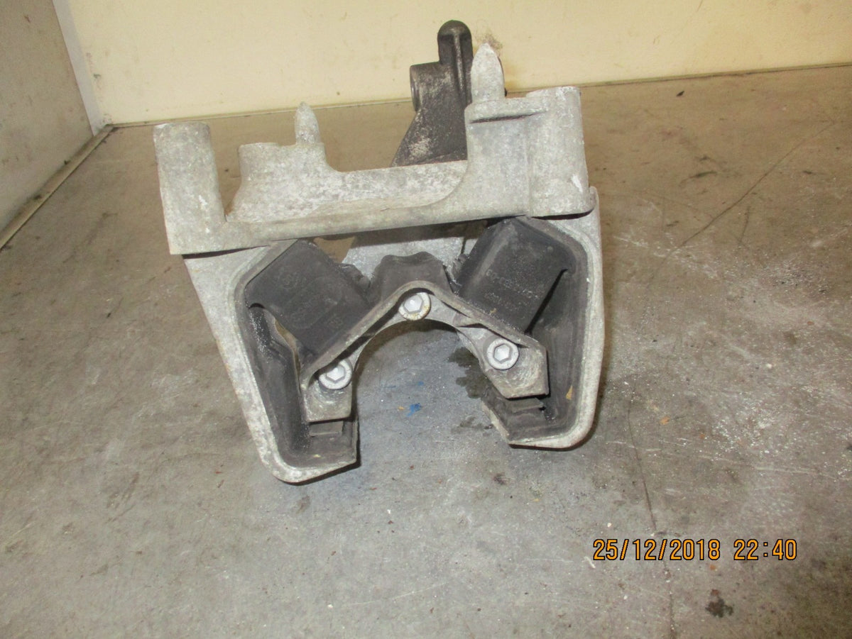 VAUXHALL VECTRA B ENGINE MOUNT BRACKET 90497583
