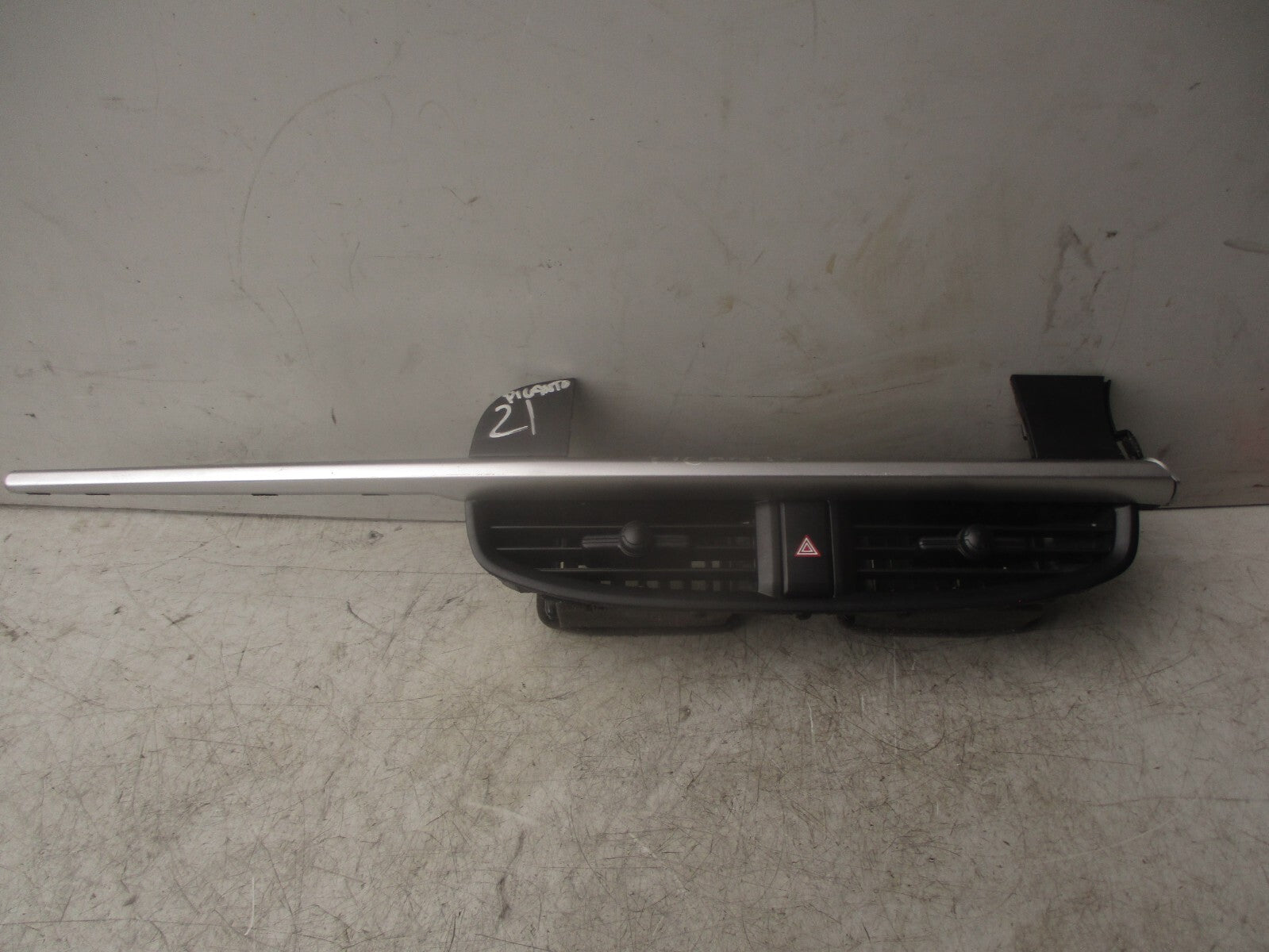 2021 KIA PICANTO MK3 JA DASHBOARD CENTRE AIR VENTS TRIM PANEL WITH HAZARD SWITCH