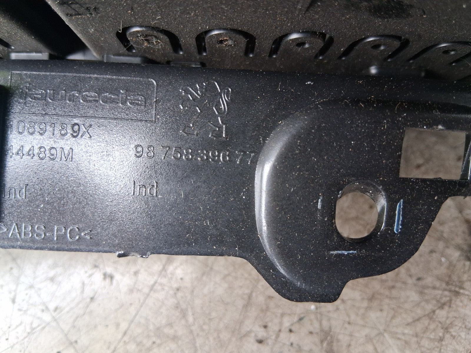 2012 PEUGEOT 208 FRONT DASHBOARD CENTRE AIR VENT 9875839677
