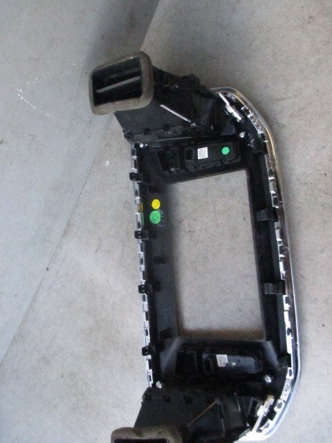 2020 LDV SAIC V80 MIDDLE DASH AIR VENT & RADIO CONTROL SWITCH & TRIM C00104309
