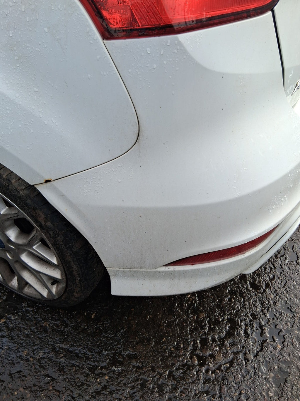 2017 FORD FOCUS MK3 ST LINE COMPLETE REAR BUMPER WITH PDC SENSORS WHITE 5F