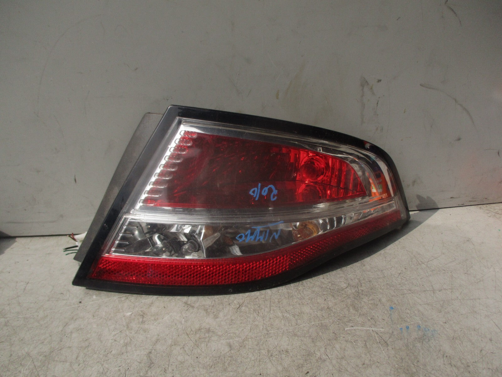 2010 FORD DORCHESTER COLEMAN MILNE OSR DRIVER SIDE REAR LIGHT LAMP 8R2913404CB
