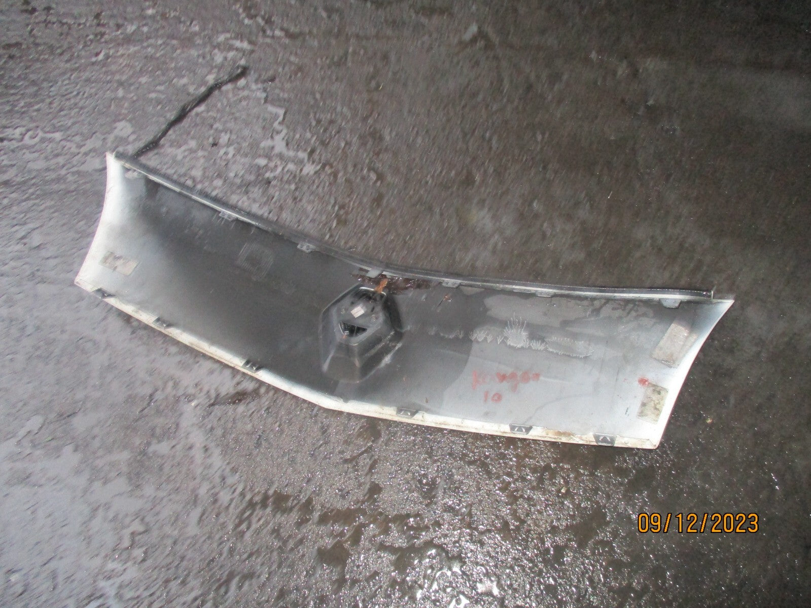 RENAULT KANGOO MK2 2010 FRONT BUMPER BADGE GRILL WHITE
