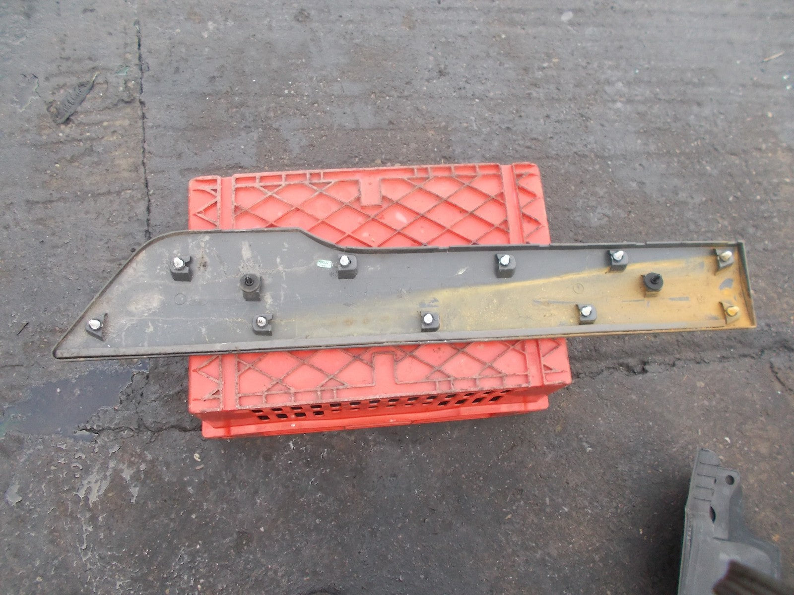 2016 FORD TRANSIT CONNECT OSF DRIVERS SIDE FRONT OUTER DOOR TRIM DT11V29076B