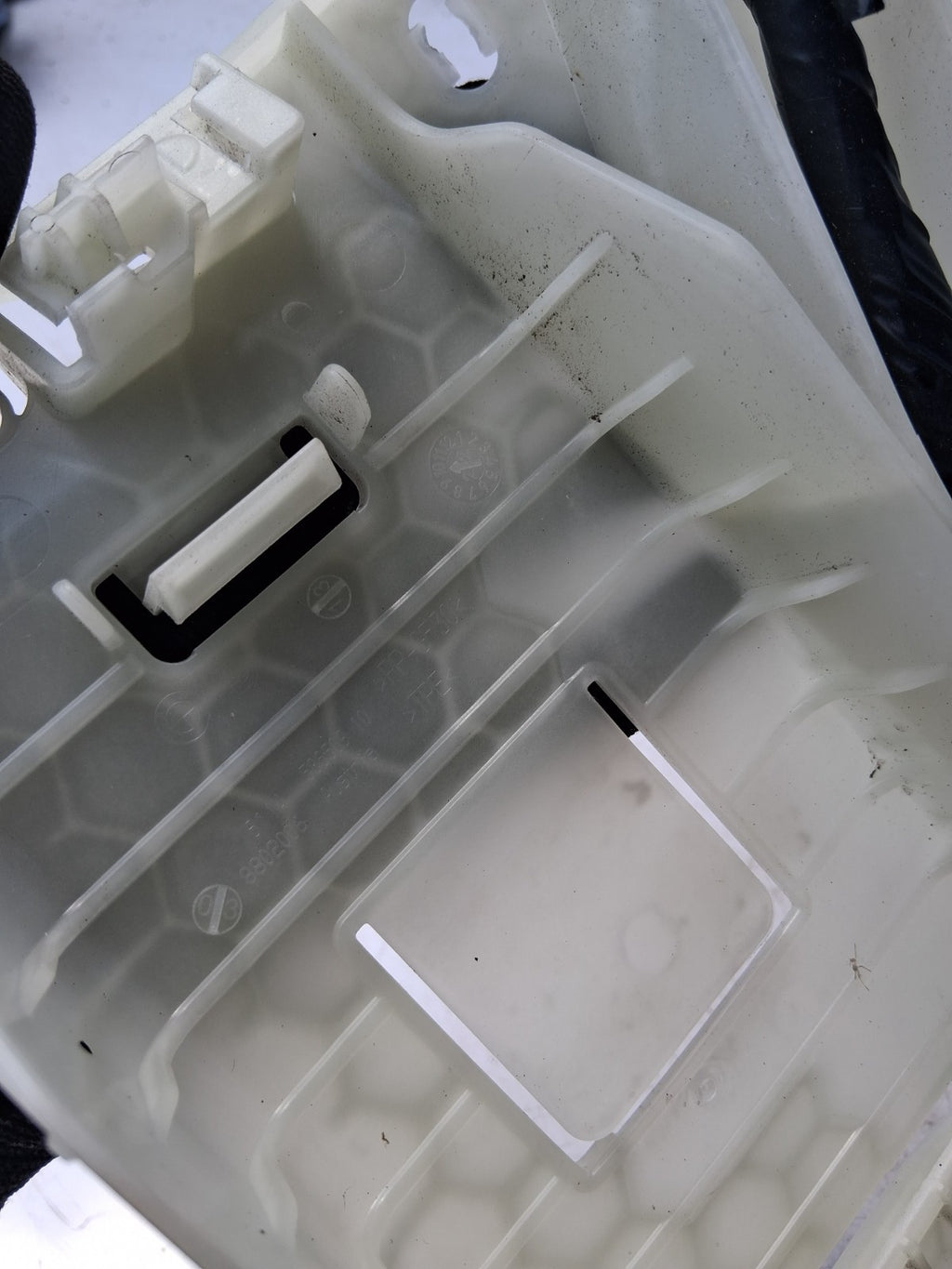 2024 BMW 2 SERIES BATTERY POSITIVE TERMINAL FUSE BOX 6822570